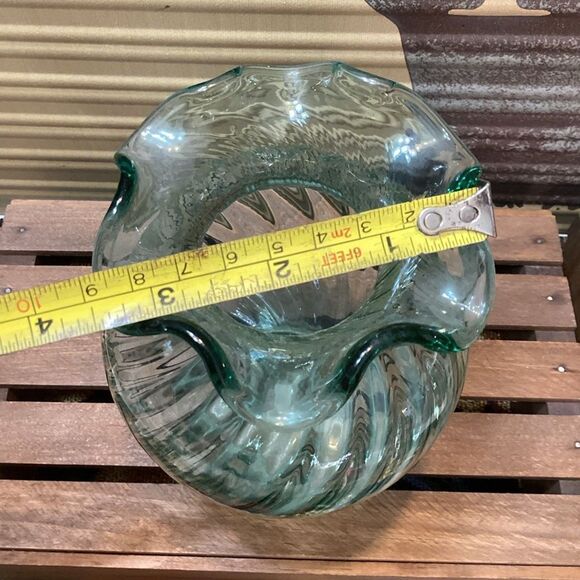 Fenton Elegant Green Clear Swirl Glass Vase Ruffle Top Centerpiece Flowers - Picture 11 of 11